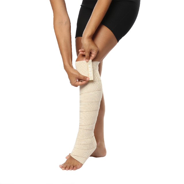 Vendaje de compresión en la pierna que permite combatir las várices.
